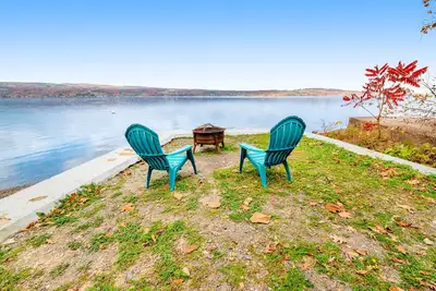 Image de Lakefront home & studio with and two firepits - close to attractions