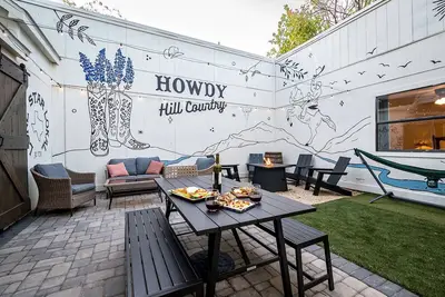 Image de Lone Star Lokal for 12 Downtown Near Wineries! Private Biergarten, Fire Pit!