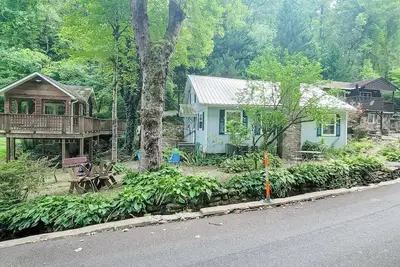 Image de Three homes sitting creekside with 2 kitchens & decks - free attraction tickets