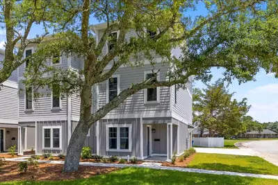 Image de Two bright townhomes in the heart of the action with fast WiFi, W/D & balcony