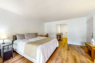 Image de Dog-friendly lakefront condos with pool, canoes, & WiFi - in a perfect location