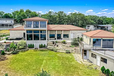 Image de Luxurious lakefront home with chef's kitchen, central Ac, & washer\/dryer