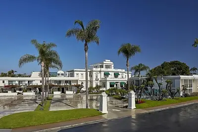 Image de Best Place to Unwind! Comfortable Unit, Onsite Pool, Parking & Beach Access!