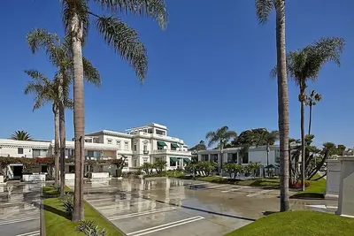 Image de Relax and Recharge! Outdoor Heated Pool, Private Parking, Beach Access!