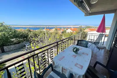 Image de Cozy family apartment with a balcony in a sunny seaside town