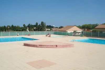 Image de Maison avec Cour, Piscine Sécurisée, Climatisation, 3 Chambres, Proche Plage, 8 Personnes