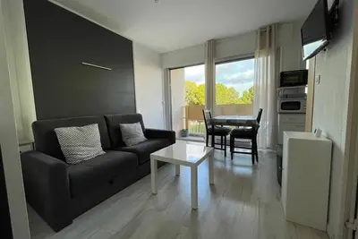 Image de Studio Climatisé ⭐⭐ à Proximité de l'Étang et des Thermes, avec Balcon et Wifi Gratuit