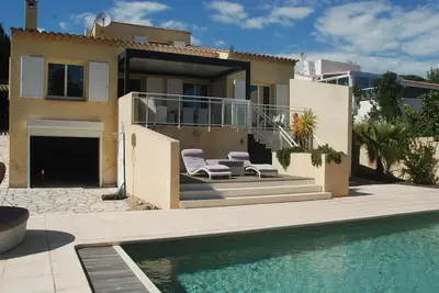Image de Villa climatisée avec piscine privée pour 6 personnes proche plage et port, calme et confortable