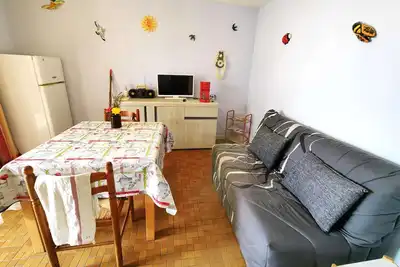 Image de Villa mitoyenne avec piscine, parking, climatisation et proche mer, idéale pour 4 personnes
