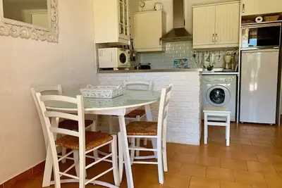 Image de Charmant T2 climatisé pour 6 avec piscine, à 20m de la mer, terrasse, proche commerces et attractions