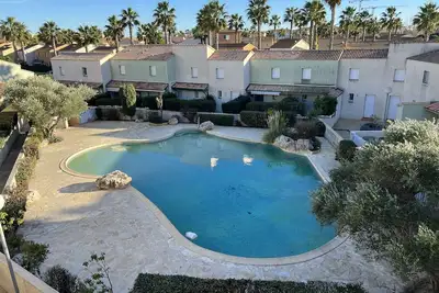 Image de Appartement T3 avec Piscine, Clim, Terrasse, Parking Privé – À 600m de la Plage, 6 Pers.
