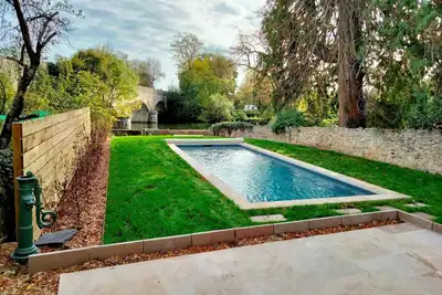 Image de Maison familiale près du Zoo de la Flèche avec piscine chauffée, jardin et cheminée