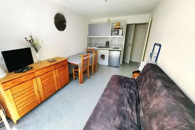 Image de T2 charmant pour 4 personnes avec piscine, parking, proche plage et commerces