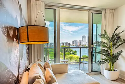 Image de Amazing Condo 5 min walk from Beach, north water views!