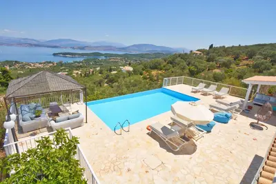 Image de Stylish Villa with infinity heated pool and gorgeous views of Kassiopi bay!