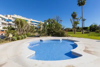 Image de 3 piscines, grand jardin, terrain de paddle - 100m de la plage