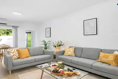 Image de 8 on Clarence — Stay 3, Pay 2!