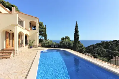 Image de Villa \"France\" avec vue sur la mer, piscine privée et Wi-Fi.
