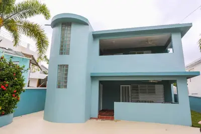 Image de 3-Bedroom, 1-Bathroom Apartment at Shacks Beach. Beach access footsteps away.