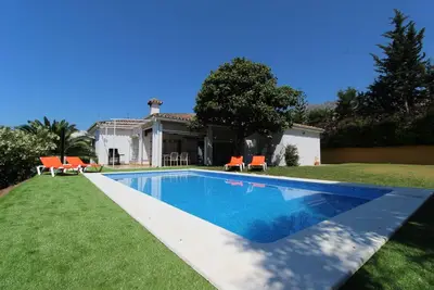Image de Encantadora Villa de 3 Dormitorios con Piscina Privada!