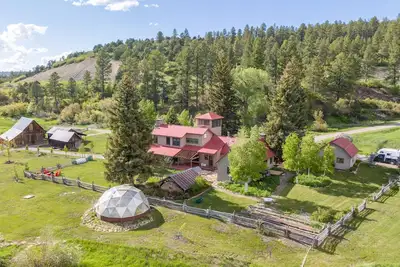 Image de Historic Renovated Home and Cabin on 300 Acres - Hot Tub\/Pool Table\/Trails