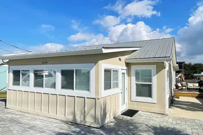 Image de \"Take It Easy\" is located across from dedicated beach in St Joe Beach