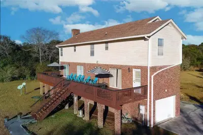Image de Waterfront View 6 Bedroom Home