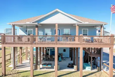 Image de Surf & Seahorse - 4 Bdrm Beauty w/ passenger lift, close to beach, game room!