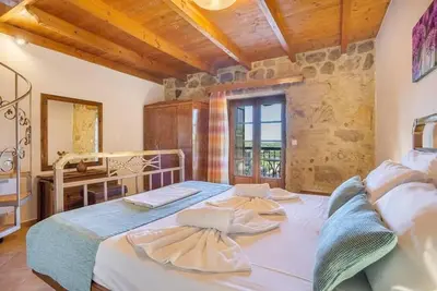 Image de Stone maisonette villa with private pool in th. . .