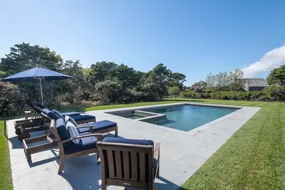 Image de Newly renovated Nantucket home with pool - walk to beach! .