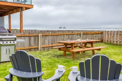 Image de Beautifully Updated Oceanfront Cottage with a Hot Tub in Downtown, Beach Access!