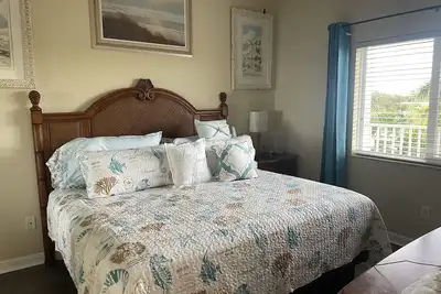 Image de 1 bed 1 bath condo unit with Boca Ciega Bay water front view.