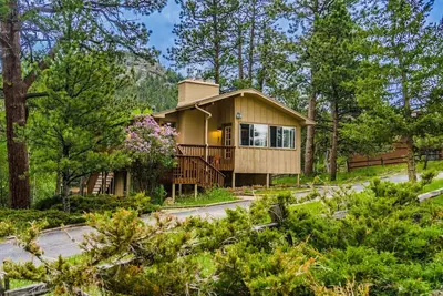 Image de Private creek, hot tub, fireplace! Near Park!