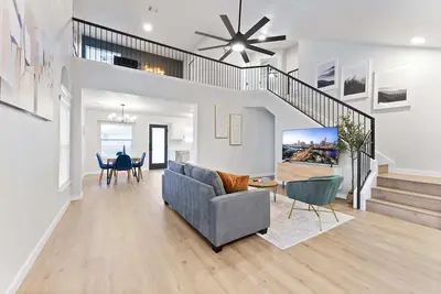 Image de Remote Work Friendly | King Beds | Fast WiFi | 3br