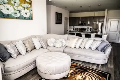 Image de Regal Apt with King & Queen Bed for Long-Term Stay