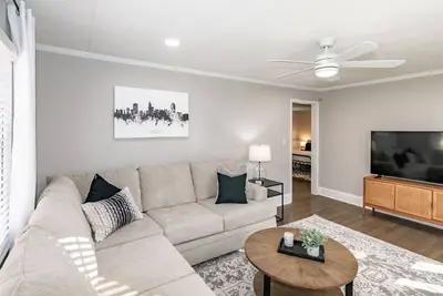 Image de Stylish & Comfy ~ 5★ Location near Downtown ~ Backyard ~ Updated