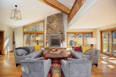 Image de Beautiful Sun Valley home, 5 minutes to the everything-skiing, hiking, downtown!