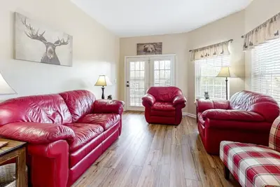 Image de Mountain View Riverfront Condo W/ Balcony, Fishing, Fireplace, Fitness W/ Sauna