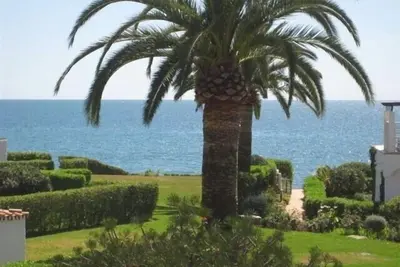 Image de Townhouse, seaview, direct access to beach, sleeps 4, swimming pool! !