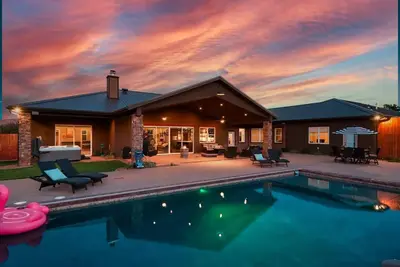 Image de Dive Into Adventure, Large Luxury Family Home in Kanab with Pool, Slide, Hot Tub
