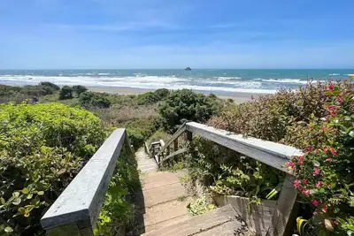 Image de Sunset Shore Retreats Ocean Front \"Cozy Seal Slumber\"