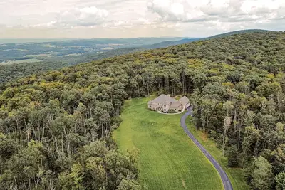 Image de Pool, Hot Tub, Indoor Slide, Pickleball, Game room, and so much more. Sleeps 20.