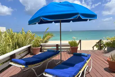Image de Ocean's Edge 2b directly on Simpson Bay Beach
