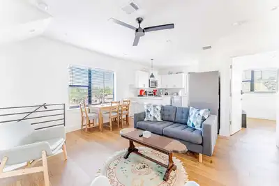 Image de East Downtown 3br Condo w Fast WiFi and Sleeps 8