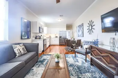 Image de Chic Condo w Tranquil Backyard Patio 3br-2ba
