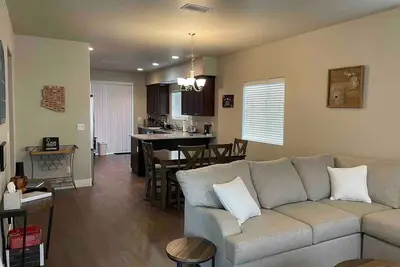 Image de Family friendly 4-bdrm 3. 5 bath w guest suite