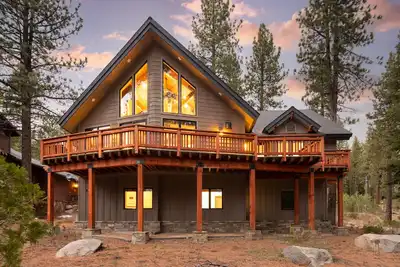 Image de Coyote Moon by AvantStay | Cabin W/Sauna | Mins from Dt Truckee & NorthStar