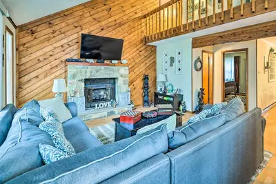 Image de Walk to Locust Lake: Poconos Vacation Home!