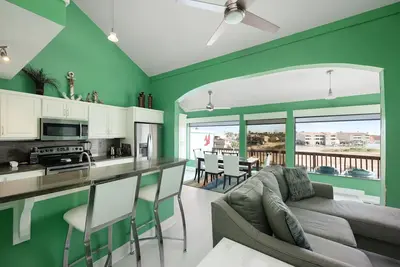Cozy Waterfront 3br retreat with Bayview, pool, fishing, pet friendly!