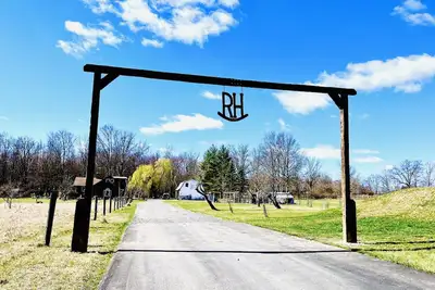 Image de Log Cabin Farm & Gathering Space on 11Preserved Acres for your Serene Getaway